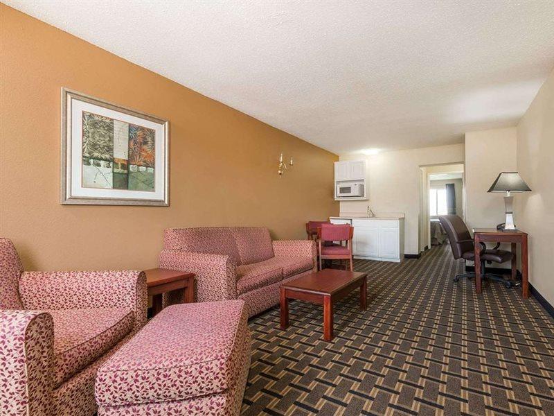 Super 8 By Wyndham Indianapolis/Ne/Castleton Area Ξενοδοχείο Εξωτερικό φωτογραφία