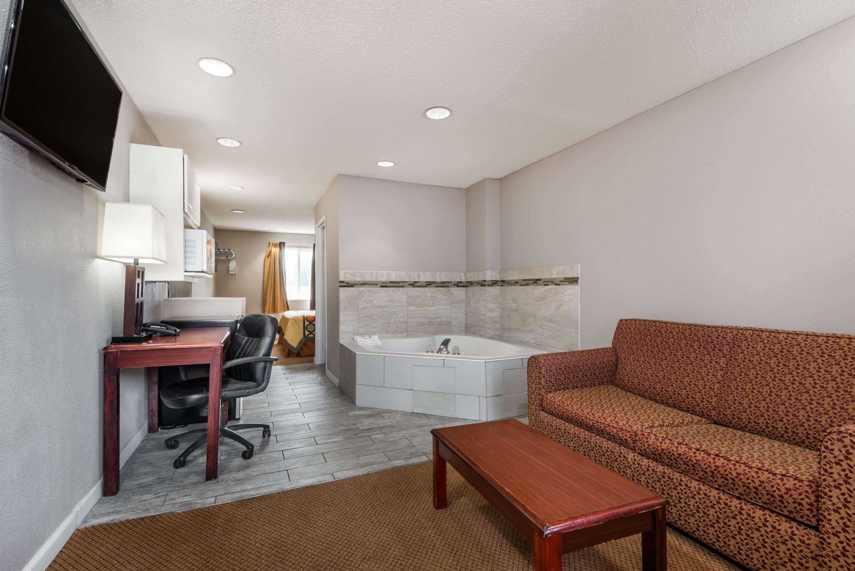 Super 8 By Wyndham Indianapolis/Ne/Castleton Area Ξενοδοχείο Εξωτερικό φωτογραφία