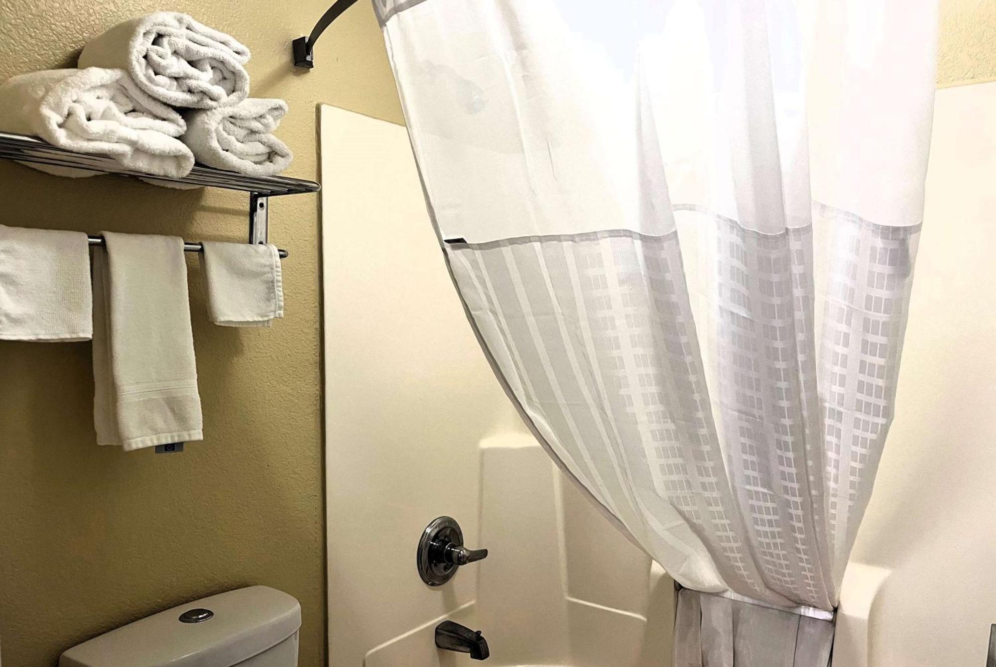 Super 8 By Wyndham Indianapolis/Ne/Castleton Area Ξενοδοχείο Εξωτερικό φωτογραφία
