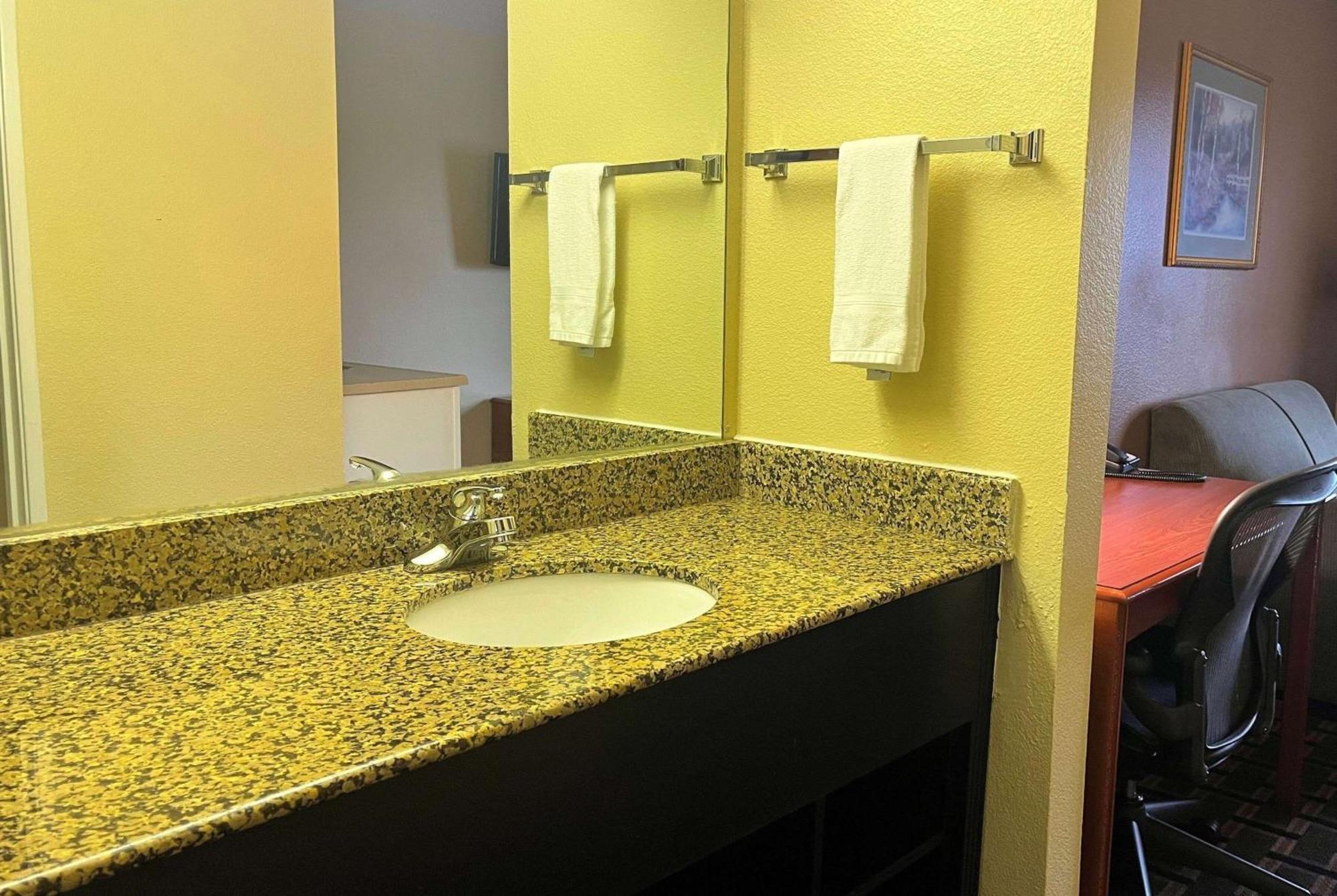 Super 8 By Wyndham Indianapolis/Ne/Castleton Area Ξενοδοχείο Εξωτερικό φωτογραφία