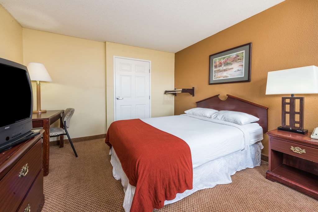 Super 8 By Wyndham Indianapolis/Ne/Castleton Area Ξενοδοχείο Δωμάτιο φωτογραφία